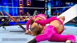 大型レスラーがビール瓶で頭部を殴打されKO！反則なしマッチで“ヘタレコンビ”が起死回生の一撃 まさかの“大金星”に場内騒然