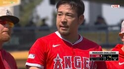 「大丈夫か」菊池雄星、まさかのアクシデントで降板に心配の声 不運な接触プレーで悶絶…「魂のベースカバー」アウト判定にはベンチで笑顔も