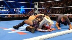 一瞬のスキをついた？ 美女レスラーの“強引すぎる”丸め込みに悶絶…負けた相手はブチギレ理不尽“復讐制裁”のカオス劇