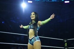 23歳“悪女”レスラーが「まさかの行動」…尊敬レジェンドと抗争で闇落ち→パクリ衣装で“奇行”の一部始終