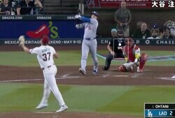 そりゃ打たれる… 大谷翔平、11号弾丸ライナーで“投手に異変”「ねじれた」「ビビるわ」打たれた瞬間に体勢がスゴいことになる「やっぱり打たれた」 