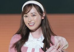 白ハイソックスが似合いすぎる福原遥、ガーリーコーデでファンを魅了、大歓声にウインク「まいんちゃんやん！」「かわいすぎる」