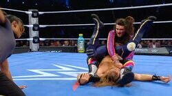 一体なぜ？ レフェリー“大誤審”でリング内大混乱…「3カウント取ったのに」まさかの試合続行に“お口あんぐり”ファンもツッコミ