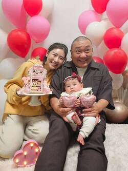  山本圭壱、娘のハーフバースデーを祝った日に撮影した家族ショットを公開「おめでとう」「可愛すぎます」の声 