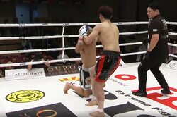 「一人で立つこと、歩くことも…」左足が…カーフで衝撃KO ダメージの大きさに実況驚愕