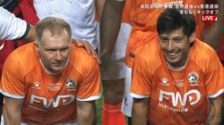 衝撃…本当に50歳？ レジェンドMFの“魔法の股抜き”が「うまーい！」「キレキレ」“イニエスタが憧れた男”に解説陣＆ファンが驚愕