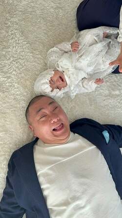  山本圭壱、写真館で撮影した娘との2ショットを公開「可愛すぎる」「幸せいっぱい」の声 