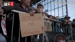 「ヤバい映像映った」サポーターが“まさかの行動”「めっちゃ煽るやん」「まだ試合中なのに」一瞬映った“メッセージ”に総ツッコミ