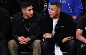 「とんでもないことだ」「小さく見える」親友ムバッペ＆ハキミがNBA観戦、スーパースターのデュラントと3ショット「特別な夜」