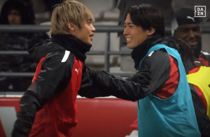 【写真・画像】中村敬斗＆伊東純也の“衝撃的対比”が話題！ 陽キャのノリノリvs陰キャのモグモグが「六本木のクラブ感」「面白すぎるw」　1枚目