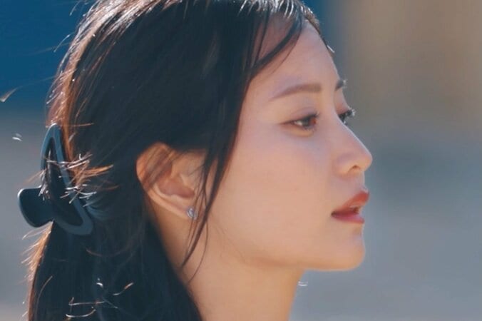 【写真・画像】元AKB48、一つの浮き輪で元JR駅員の体の上にピタリ密着！ 水着姿での刺激的すぎる戯れに「おいおいおい！」「男の最終形」の声　1枚目