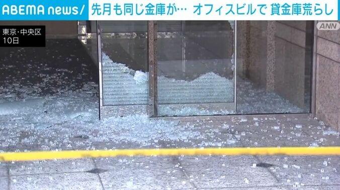 粉々に砕かれたガラス扉