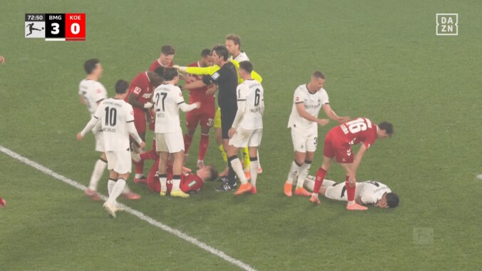 「煽りすぎだろ」“やりすぎ挑発”であわや大乱闘！「余計なこと言うな」両軍沸騰にスタジアム騒然→警告３枚でファン呆れ 5枚目