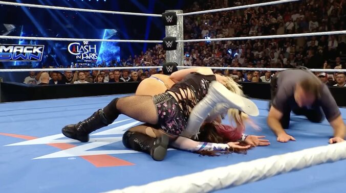 【映像】一瞬のスキをついた？ 美女レスラーの“強引すぎる”丸め込み