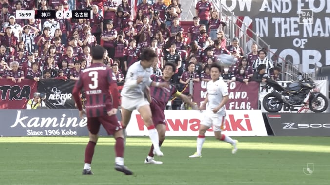 「レッドだろ！」超危険な“顔面キック”にスタジアム騒然！「VARは何やってるの？」神戸DFは即謝罪も判定に物議 5枚目