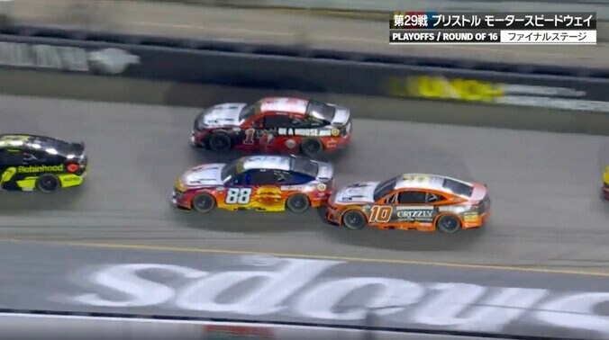 1レースで“3度も”体当たり？ 米国の暴れん坊に「またか！」 クラッシュの契機となった“動き”が物議「走ってる場所も微妙」 4枚目