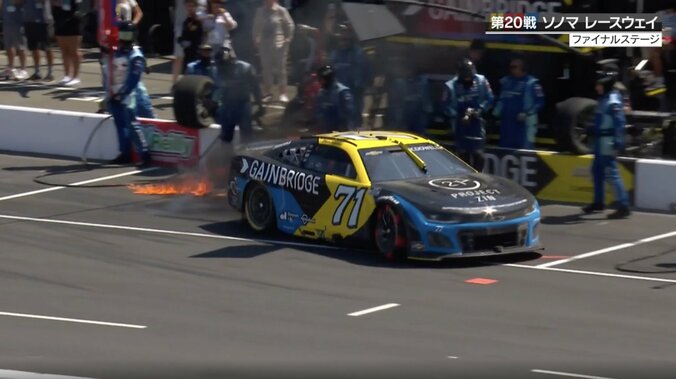 「火が！火が！」カマロの屋根が「バック・トゥ・ザ・フューチャー状態」の衝撃光景にファン騒然「燃えてる」「タイムマシン」 3枚目