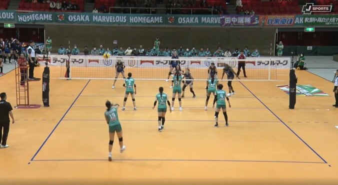 本人もびっくりの軌道を描いたサーブ