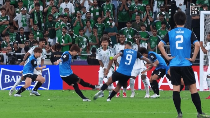 意図的？ミス？ 川崎Fの“ツインシュート”にSNS沸騰「何をやってるw」「ちゃんと狙った」「キャプテン翼ばり」珍しすぎるフリーキックの瞬間【ACLE決勝】 3枚目