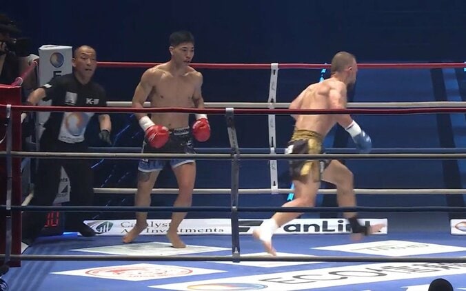右ハイキックで「欽ちゃん走り」「操り人形みたい」ファイターの動きに異変 「相当タフ」魔裟斗は“倒れない”男を称賛 4枚目