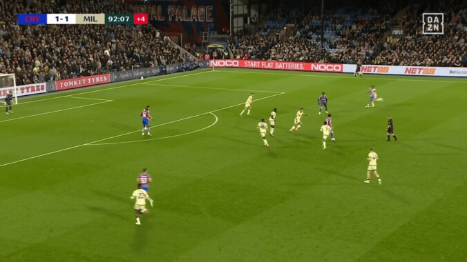 ファン熱狂！ 鎌田大地の“完璧スルーパス”が「絶品」「値千金レベル」４人に囲まれる→決定機演出の一部始終 4枚目