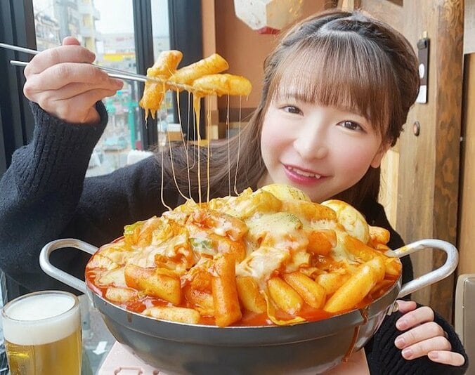 もえあず、“止まらない”大鍋ラーメンを実食「ビールジョッキを片手に」 1枚目