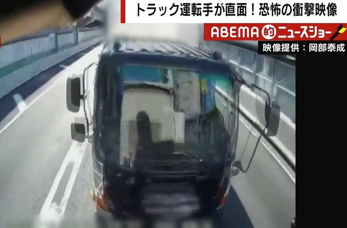 「やられた…」「ふざけるな」高速道で2台の大型車が“同時”割り込み 急ブレーキ後に追突された運転手が110番するも… 2枚目