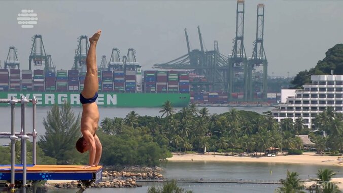 鳥肌もの！ビル9階の高さで逆立ちジャンプ→4回転宙返りする衝撃の大技炸裂の瞬間「腕でジャンプしてる」メダリストも感嘆 3枚目