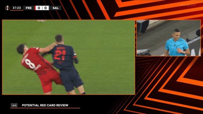 鼻から大量流血…「肘を振ってる」超危険エルボーで一発退場「なんで笑ってる？」「今大会終了だな」22歳FWに批判殺到 5枚目