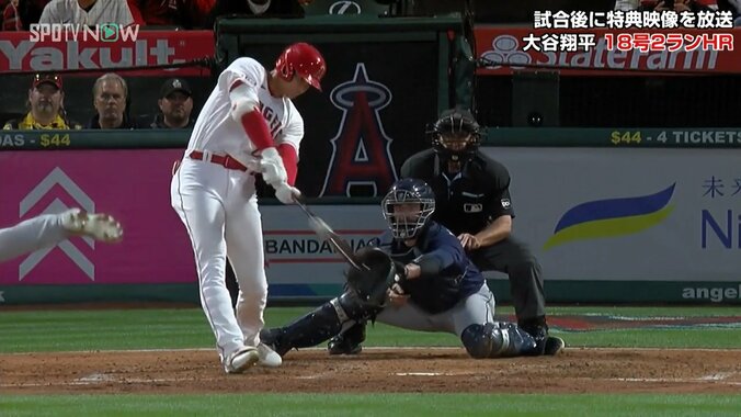 大谷翔平、18号2ラン直後に現地カメラは見た！ 大谷の“激似”イラストを掲げ歓喜する男性ファンの姿 1枚目