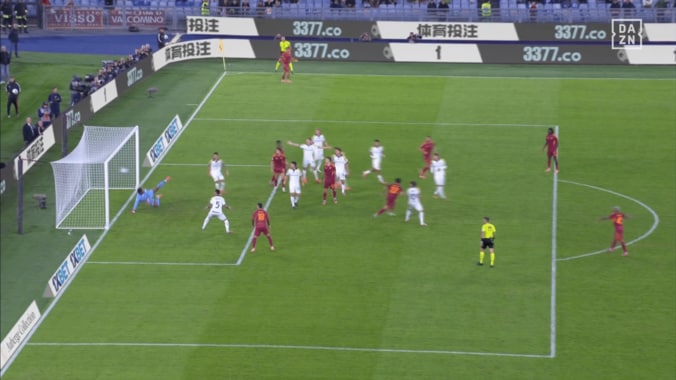 まさかの接触！ 鈴木彩艶が“アクシデント”で失点…「不運だった」「責任がないわけではない」現地メディア評価は真っ二つ 3枚目