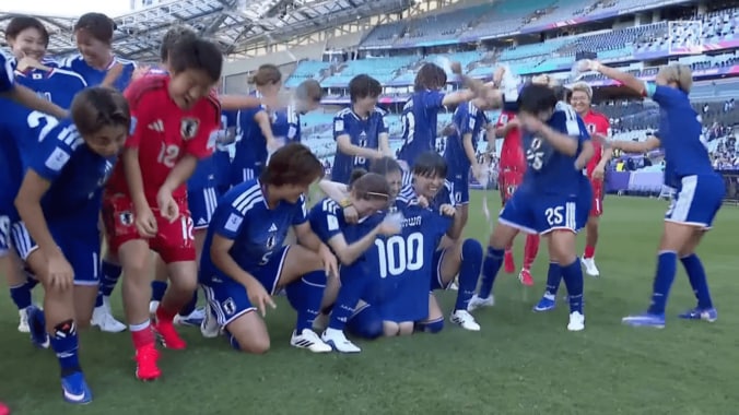 「きゃー！」長谷川唯、“ずぶ濡れ祝福”に絶叫！100キャップ達成で清水梨紗らが大胆に水掛け「自分でかけてるやん笑」【女子アジアカップ】 3枚目