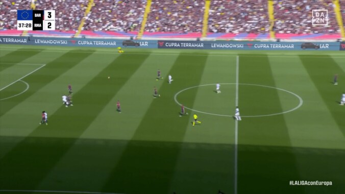 衝撃！ レアルMFの“70m超弾道ゴールキック”にファン驚愕「大谷翔平のライナーホームランみたい」「絶対にヘディングしたくない…」「バグやん」“バルベルデ砲”の新活用法？ 3枚目