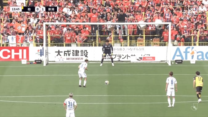 「かわいい！」新潟FWの“独特すぎるチコチコPK”にネットざわつく「よくこれで蹴れるな笑」「唯一無二」「めっちゃ良いコース」超細かいステップで元同僚の逆を突いた瞬間 3枚目