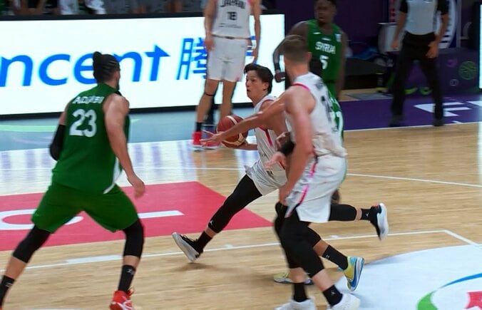 【写真・画像】桜木花道かよ！ 川真田紘也の“強靭リバウンド”が話題沸騰「小中学生の教材にすべき」「今日イチ熱かった」バスケ格言を体現した瞬間　1枚目