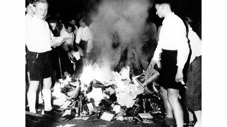 1938年4月／ナチス青年団が焚書に参加する様子