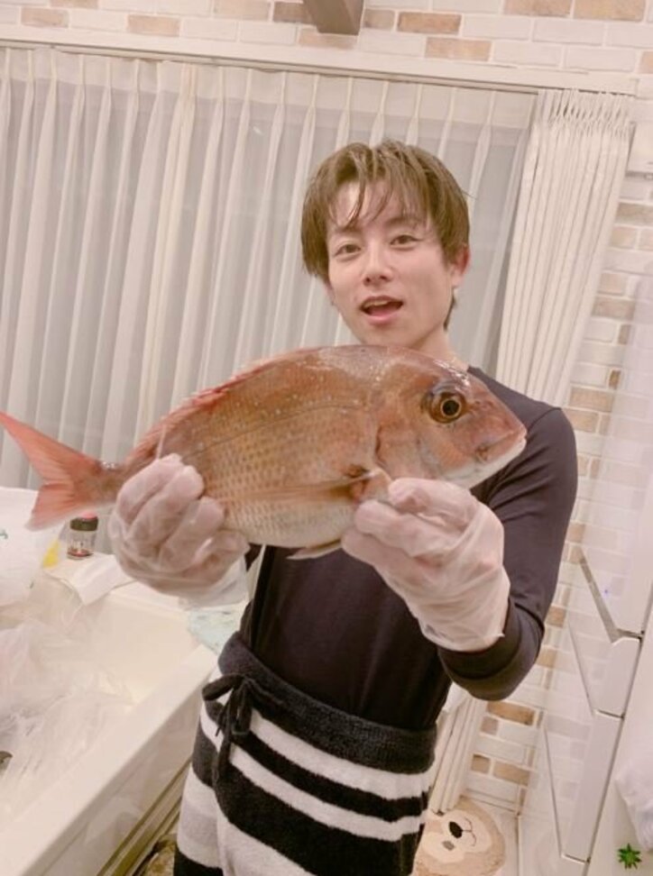 杉浦太陽、三男のお食い初めのために釣り上げた鯛「パパはやったぞ～～！」