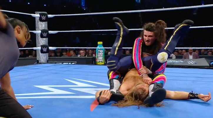 【映像】3カウント→なぜか試合続行で“お口あんぐり”