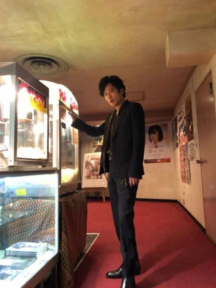 稲垣吾郎、自宅リビングに飾っている花を披露「豪華なチューリップ」