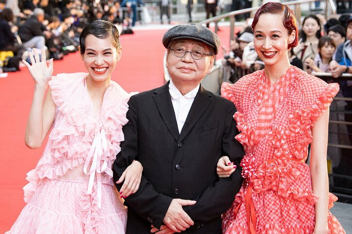 水原希子&佑果、ミニ丈ドレスで美脚披露！細野晴臣と腕を組みレッドカーペット闊歩