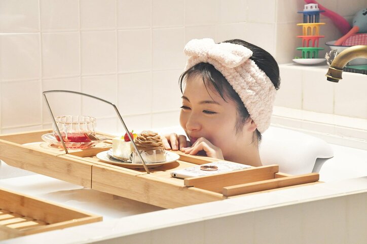 浜辺美波が露天風呂でドキドキ名推理!? ドラマ『アリバイ崩し承ります』