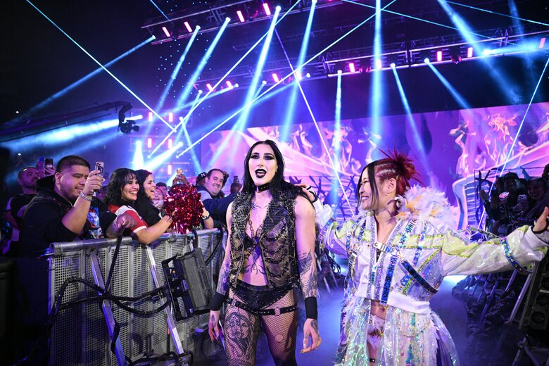 「最高の笑顔」タイトル奪取の日本人女子が相棒と万感セルフィー！人気者タッグの“ドアップ”2ショットに祝福殺到