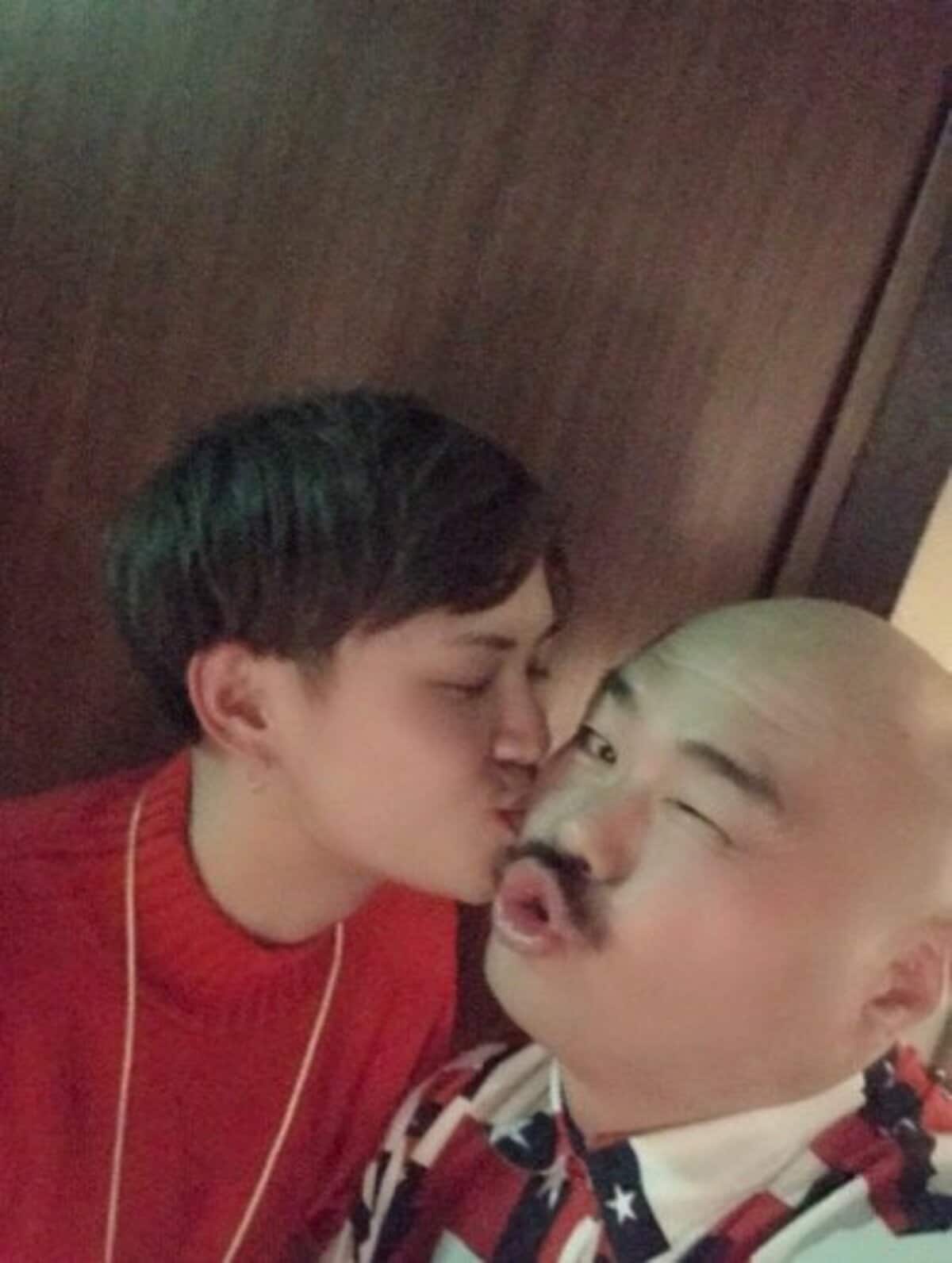 クロちゃん、3人にキスされる写真を公開「あーん、照れるしん