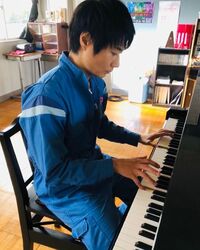 「ピアノ弾けるツナギ男子って最強」戸次重幸の楽器奏でる姿に反響続々