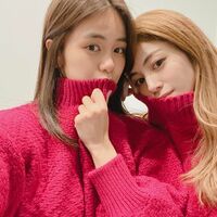 E-girls楓、佐藤晴美のおそろいダブルニット姿に「安定の2人」「たまたまお揃いとか最高」