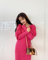 谷まりあ、冬らしい“ピンクのニットワンピ”コーディネートを披露！「可愛すぎてコメントしちゃった！」「ピンク似合いすぎ」と歓喜の声！