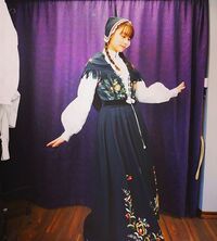 山本美月の“アナ雪風”民族衣装姿に「癒される」「史上最高かわいい」の声