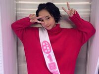 「可愛すぎぎぎ」「その髪型似合いすぎ～」山之内すず、薬局店の1日店長就任 キュートな姿にファン歓喜