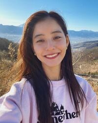 新木優子の自然をバックにした“笑顔ショット”にファン歓喜「幸せをありがとう」「美しくて可愛くて大好き」
