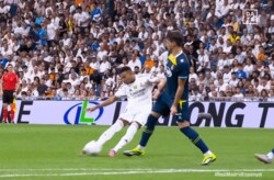 「違法レベルだ」最強エンバペ、“魔法のドライブショット”に世界震撼！「軌道が狂ってる」「ゲーム映像かと思った」GK唖然のスーパーゴール